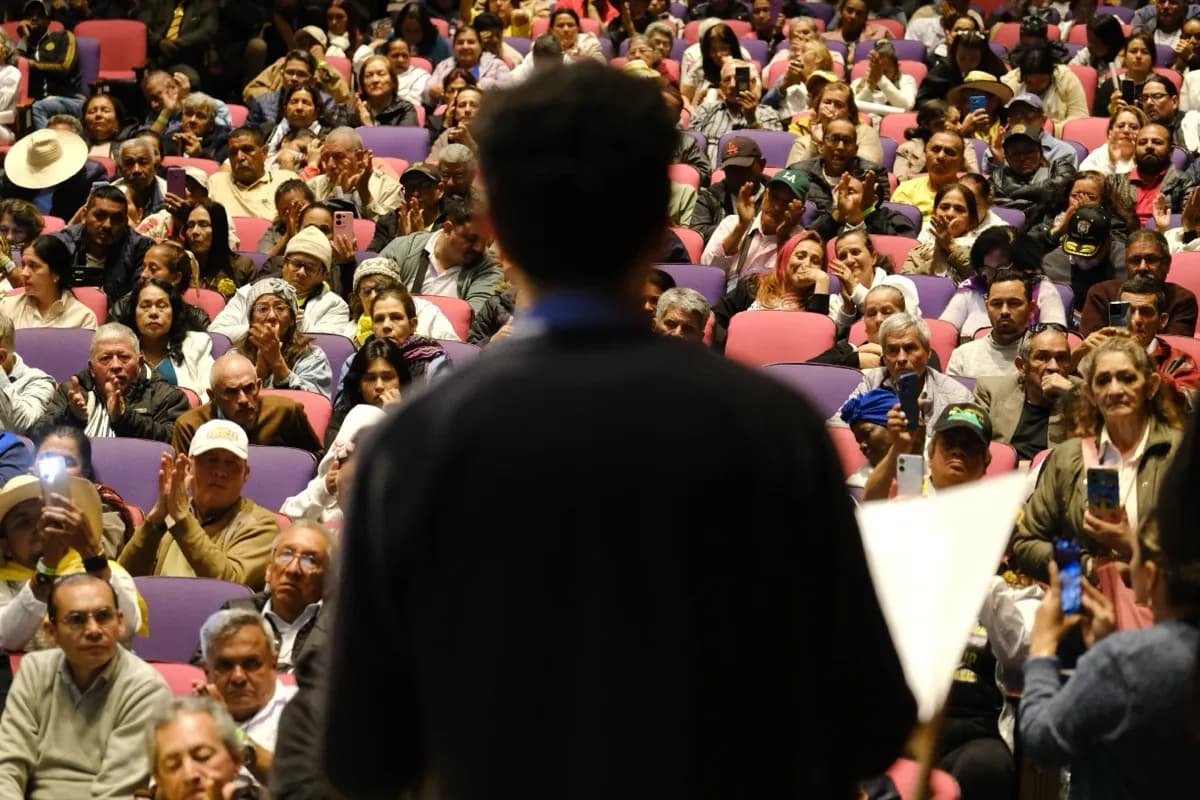 Iván Cepeda en evento de apoyo a víctimas